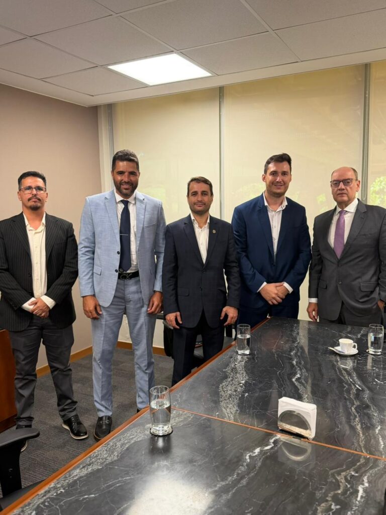 Julinho Juju leva demandas de Paty do Alferes ao novo governador do RJ em agenda em Brasília