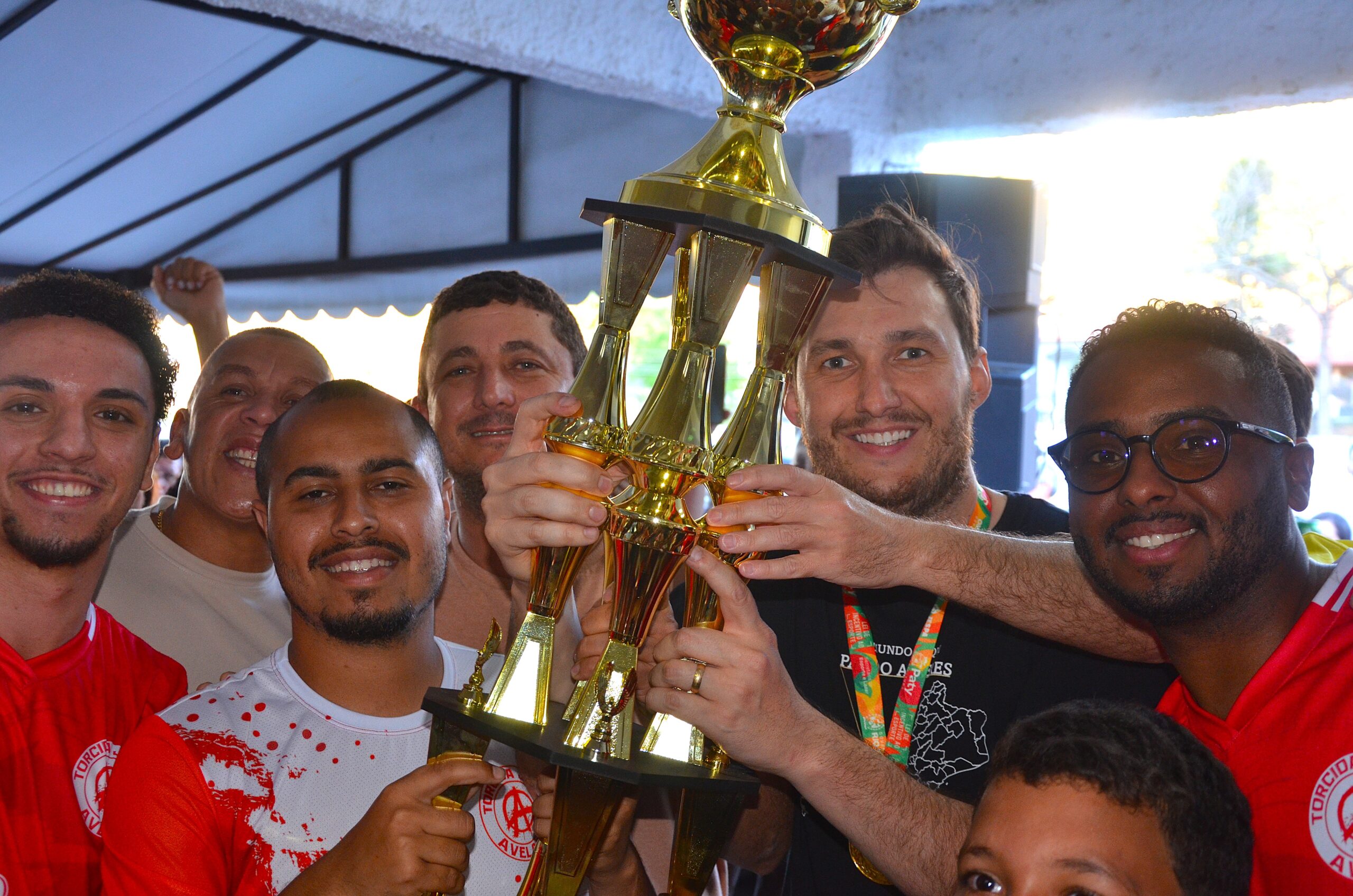 avelar comemora o título com o prefeito julinho juju