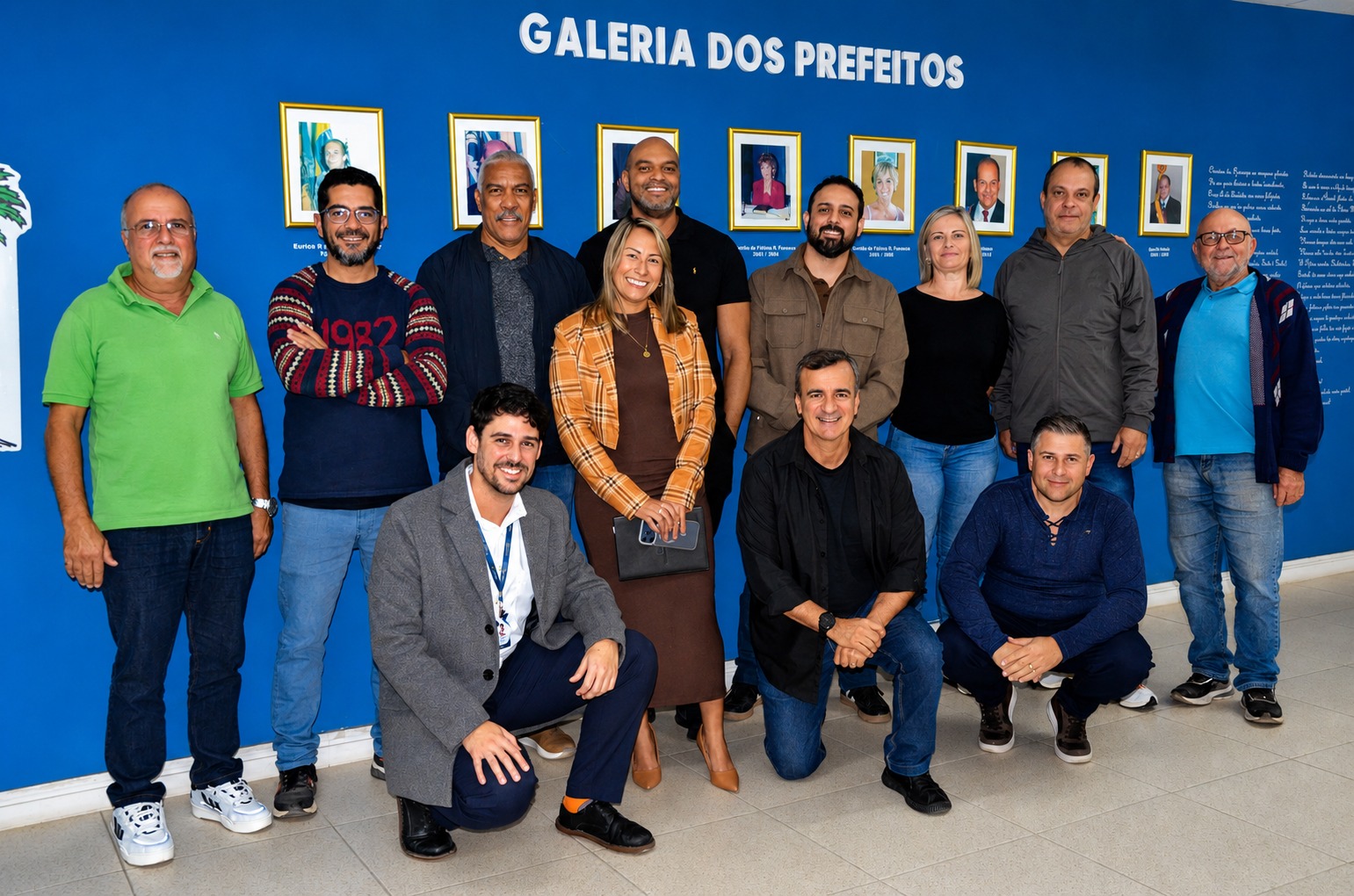 chefe de gabinete adriana silva, ao centro, junto a secretários, técnicos e representantes do sebrae rj