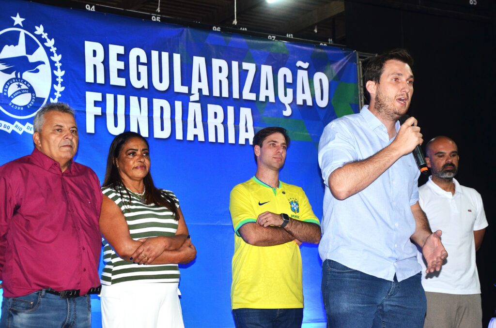 Prefeitura de Paty do Alferes entrega títulos provisórios de propriedade a mais de 100 famílias Prefeitura de Paty do Alferes entrega títulos provisórios de propriedade a mais de 100 famílias