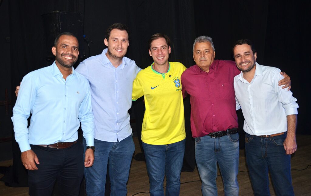 Prefeitura de Paty do Alferes entrega títulos provisórios de propriedade a mais de 100 famílias (à esq.) hilário rosa, prefeito julinho juju, deputado estadual jorge felippe neto, sérgio sabiá e guilherme rosa